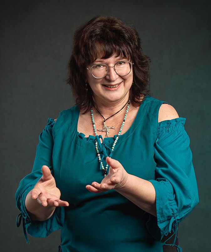 Christine Graf als Märchenerzählerin für Erwachsene im türkisfarbenen mittelalterlichen Gewand. Tittling, Passau, bayerischer Wald, Niederbayern